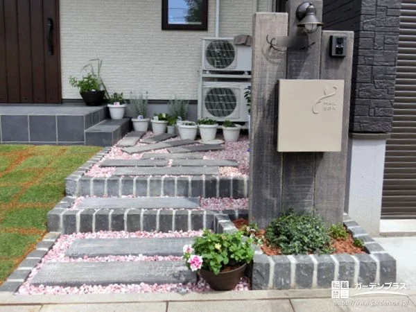 ピンコロ石と枕木を施工して表情をつけた玄関アプローチ工事