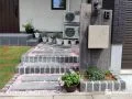 ピンコロ石と枕木を施工して表情をつけた玄関アプローチ工事