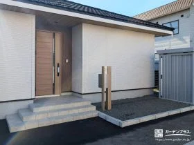 玄関ドアの色味や質感に合わせた木目調の機能門柱[施工後]