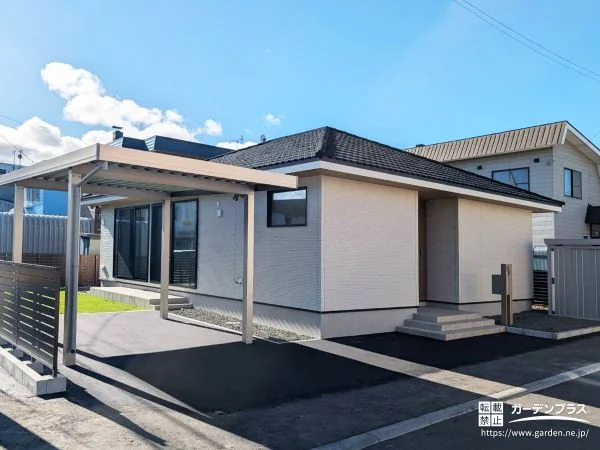 積雪に備えた安心設計、緑を感じられる手入れのいらない新築外構