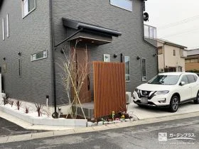 ナチュラルな角柱フェンスと植栽で美しく整えた玄関前工事