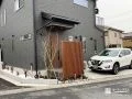 ナチュラルな角柱フェンスと植栽で美しく整えた玄関前工事