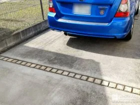 駐車スペースのスリットにコンクリートを打ち凸凹を整えた工事