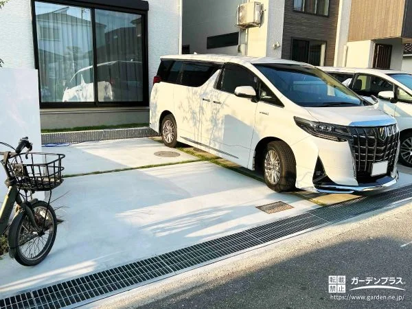 シンプルで使い勝手の良い天然芝がアクセントの駐車スペース