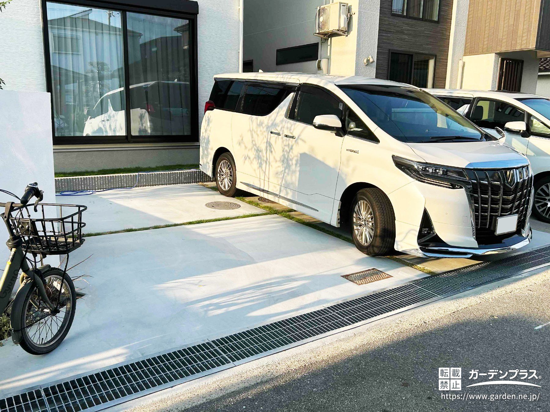 シンプルで使い勝手の良い天然芝がアクセントの駐車スペース