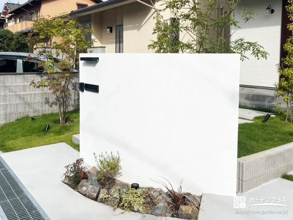 植栽が主役になる、やわらかな白い塗り壁門柱