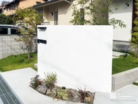 植栽が主役になる、やわらかな白い塗り壁門柱[施工後]