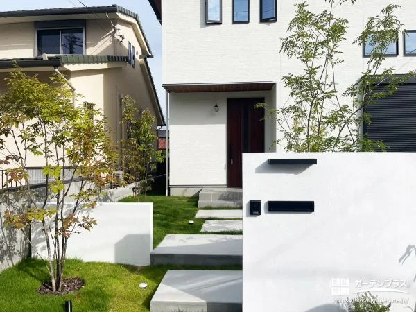 まるで森を歩くような雰囲気を演出したナチュラルな新築外構