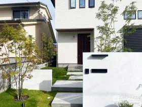 まるで森を歩くような雰囲気を演出したナチュラルな新築外構