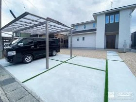 人工芝の緑鮮やかなスリットが外構を彩る駐車スペース工事