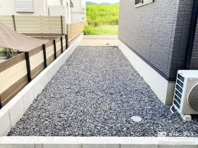 手入れがぐっと楽に。防草シート＋砂利で整える犬走り[施工後]