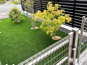 手入れが楽な人工芝で、使いやすさが続くコンパクトなお庭に[施工後]