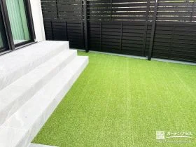 グレーチングで快適に使えるタイルデッキと人工芝の庭[施工後]