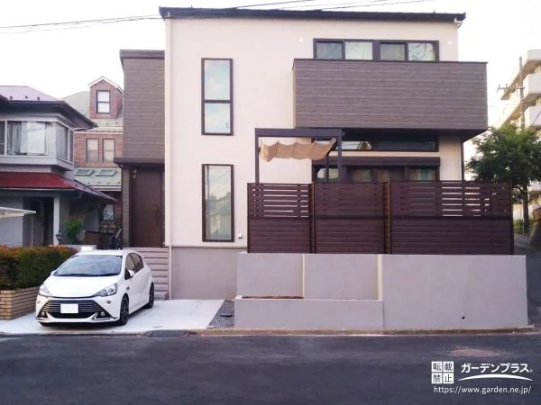 高低差を守る頑丈な土留めとが印象的な落ち着きのある新築外構