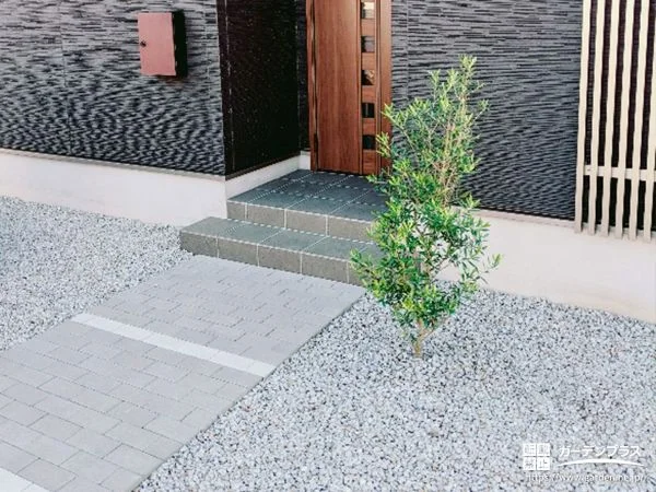 インターロッキングで舗装して歩行しやすくなったアプローチ工事