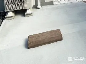 木のぬくもりを添える、ナチュラル外構に似合う車止め[施工後]