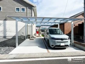 枕木材と赤いポストがおしゃれで温かな雰囲気の新築外構