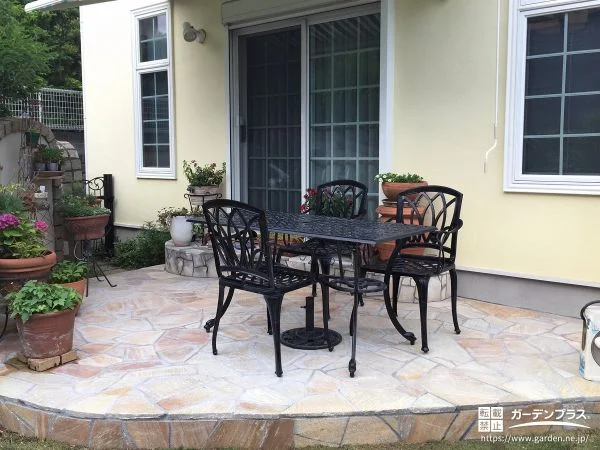 華やかな乱形石張りのテラス空間を設けたお庭リフォーム工事