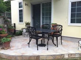 華やかな乱形石張りのテラス空間を設けたお庭リフォーム工事