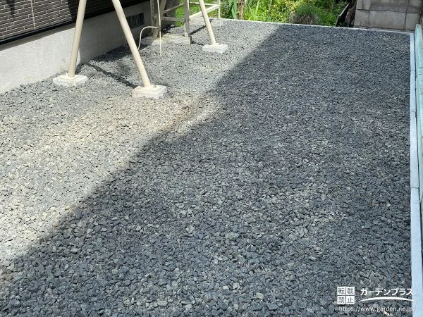 砂利敷きによりすっきりとした見た目を保てる雑草対策工事