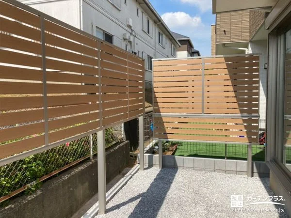 明るい木目調で圧迫感を与えずに視線をカットするフェンス工事