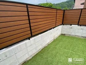 木目調の横板とブラックのフレームでナチュラルなフェンス工事