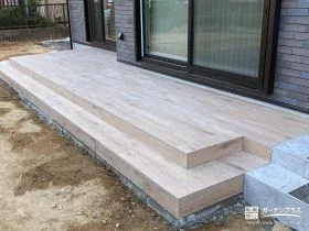 木目や節を再現した木目調タイルを張ったナチュラルなデッキ工事