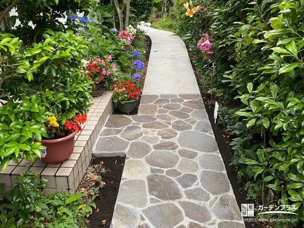 乱形石張りで華やかに仕上げたお庭に続く園路リフォーム工事