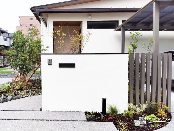 塗り壁門柱と植栽が迎える、上質で軽やかな門まわりデザイン