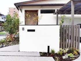 塗り壁門柱と植栽が迎える、上質で軽やかな門まわりデザイン[施工後]