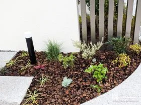 足元に自然な温かみをプラスする植栽スペース[施工後]