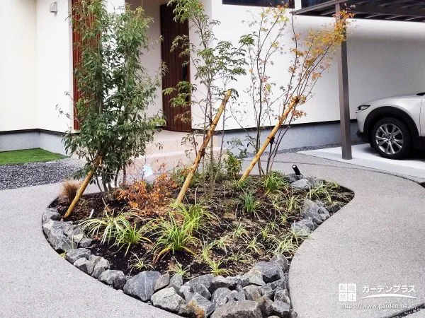 曲線が映える、和モダンな植栽スペース