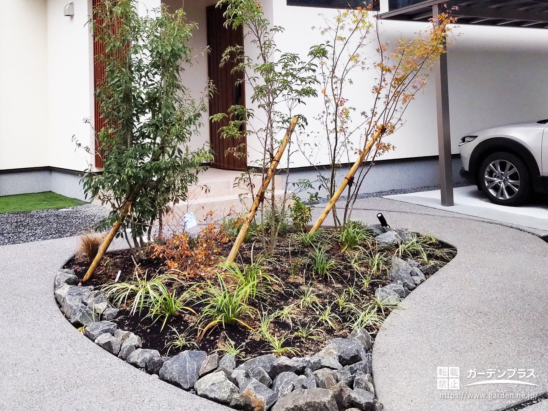 曲線が映える、和モダンな植栽スペース