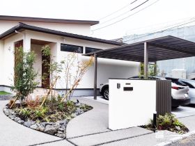 和モダンの趣をそっと添えた、ナチュラルテイストの新築外構