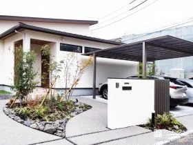 和モダンの趣をそっと添えた、ナチュラルテイストの新築外構