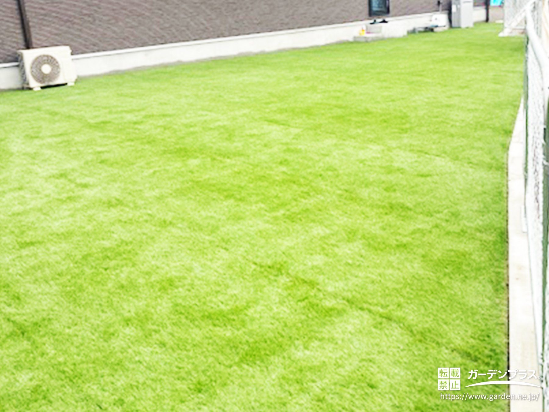 のびのび遊べる、手入れいらずの人工芝の主庭