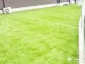 のびのび遊べる、手入れいらずの人工芝の主庭