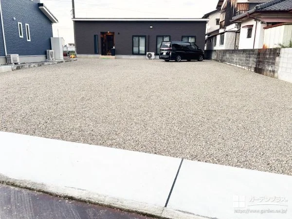 広い敷地を快適に。敷地内の電柱にも配慮した新築外構