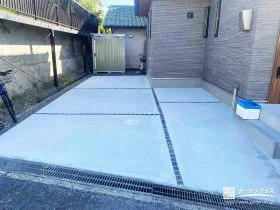 土間コンクリート×ピンコロでおしゃれな駐車スペース[施工後]