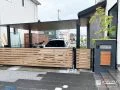 車も人も心地よく迎える、木調アクセントが映える電動ゲート
