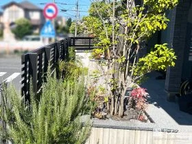 視線をやさしく遮って、庭時間を楽しむ木調フェンス[施工後]