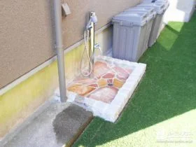 愛犬にやさしいおしゃれな乱形石張りの足洗いスペース[施工後]