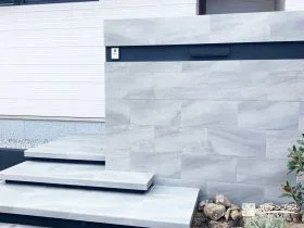 大判タイルと浮き階段が映える、上質な門まわり[施工後]