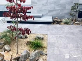 素材感を楽しむ、コンクリート平板のインターロッキングアプローチ[施工後]