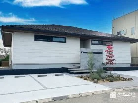 グレー×ブラックで魅せる、平屋の美しさを引き立てる新築外構