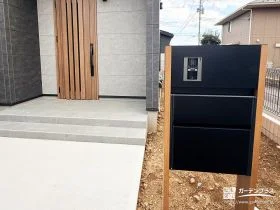 来客時の対応や荷物の受け取りがスムーズになる木目調の機能門柱[施工後]