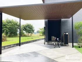 住まい全体を上質に見せる木目調のカーポート[施工後]