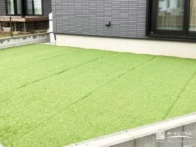 手間をかけずに楽しめる、人工芝のある主庭[施工後]