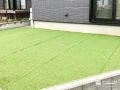 手間をかけずに楽しめる、人工芝のある主庭