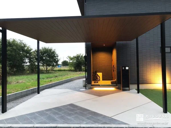 ブラック×木目調がスタイリッシュな新築外構